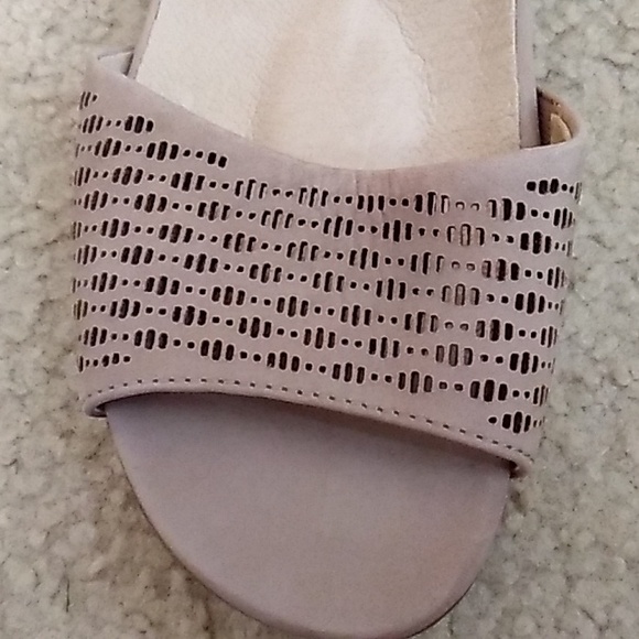 Earth Origins sandals - Picture 3 of 5